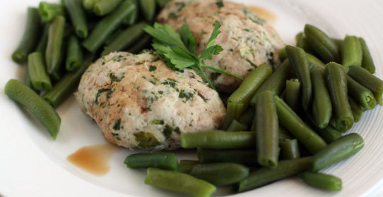 Паровые котлеты из индейки с зеленью