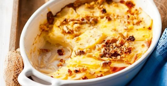 Картофельный гратен с яблоком и грецким орехом