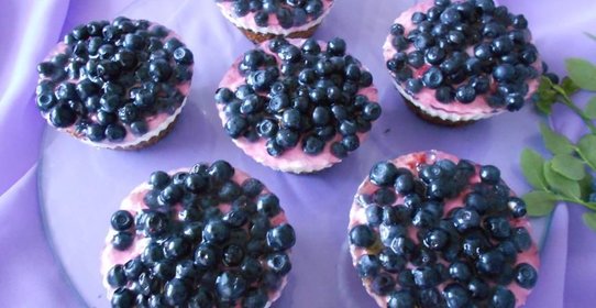 Мини-шарлотка с черникой, творожным кремом