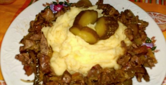 Куриная печень, жареная с маринованными огурцами
