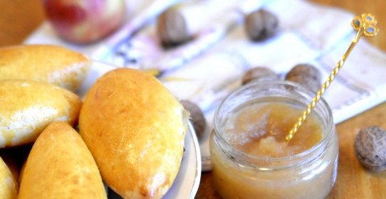 Пирожки с яблочным повидлом
