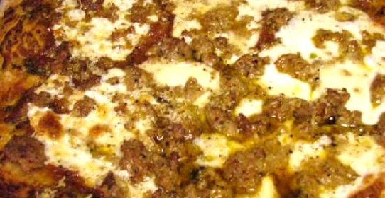 Пицца с колбасой