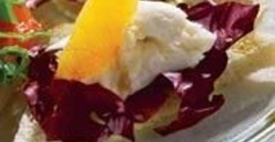 Брускетта с апельсином, радиккьо и моццареллой