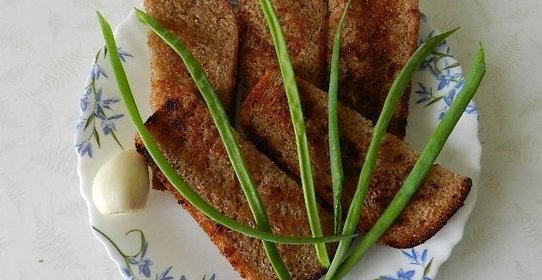 Чесночные гренки из черного хлеба с чесноком