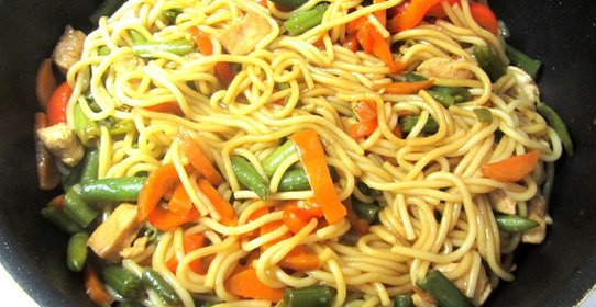Лапша с курицей, овощами и соевым соусом