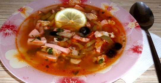 Солянка с мясом и колбасой