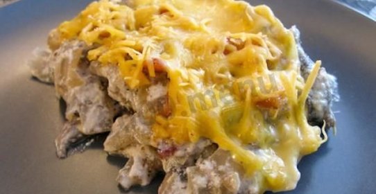 Жульен с курицей и грибами на сковороде