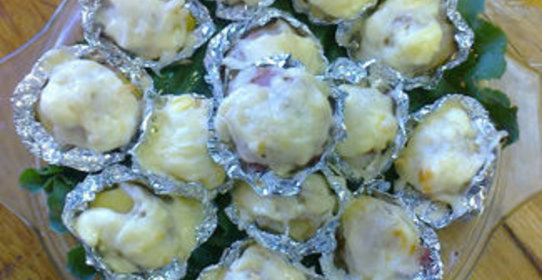 Картофель запеченный с начинкой из грецких орехов со сливочным сыром