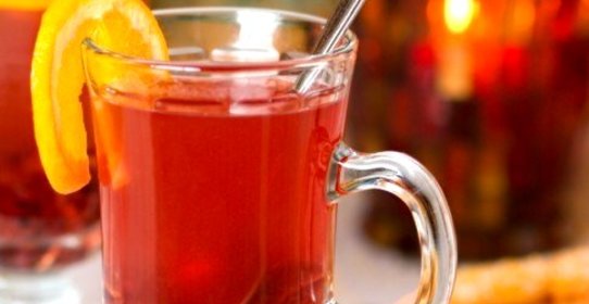 Рождественский пунш с сидром, ромом и клюквой