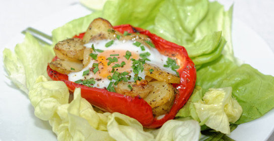 Перец, фаршированный картофелем и яйцом