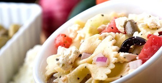 Греческий салат с макаронами