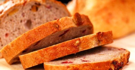 Клубничный хлеб с орехами