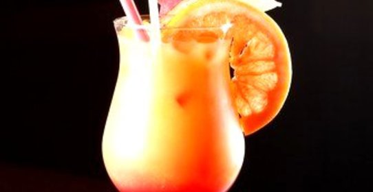 Коктейль из шампанского и красных апельсинов