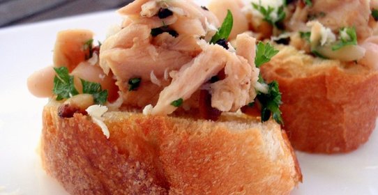 Брускетта с тунцом