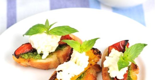 Брускетта с соусом песто, запеченными перцами и козьим сыром