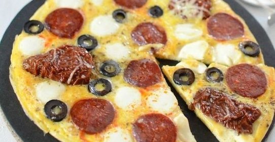 Омлет с моцареллой, сырокопченой колбасой и вялеными помидорами