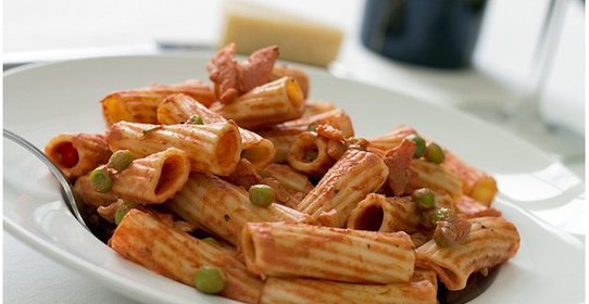 Паста с беконом, томатами и зеленым горошком