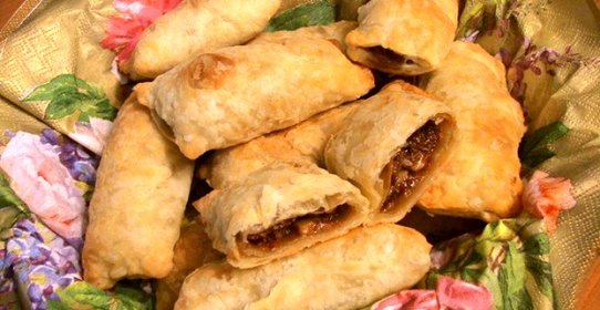 Слоеные пирожки с орехами и вареной сгущенкой