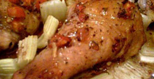 Курица под пряным маринадом, запеченная с яблоками и сельдереем