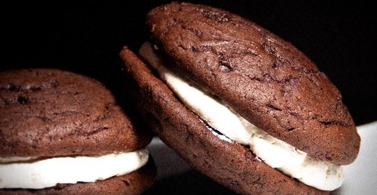 Печенье шоколадное с ванильной прослойкой