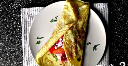 Крепы со сливой, рикоттой и медом