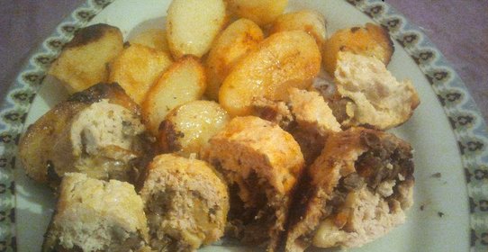 Куриный рулет с грибами и с поджаристым картофелем в мультиварке