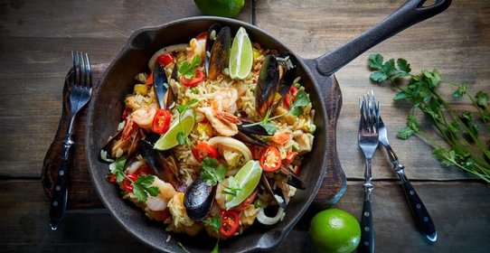 Паэлья с морепродуктами и цыпленком