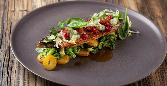 Жареная макрель с картофелем, брокколи и азиатским соусом