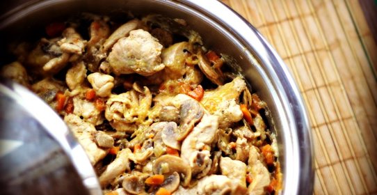 Курица с грибами в соусе из феты