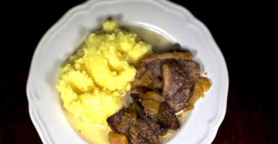 Тушеное мясо утки с яблоками