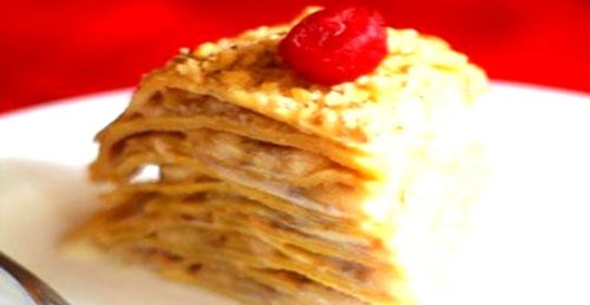 Блинный торт с грецкими орехами и бананами