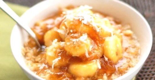 Овсяная каша с бананом и инжирно-карамельным соусом