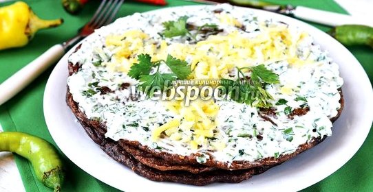 Печёночный торт с кунжутными семечками и зеленью