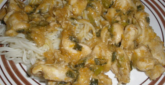 Лапша с курицей в апельсиново-имбирном соусе