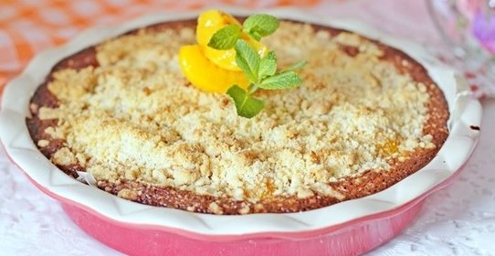 Насыпной пирог с персиками