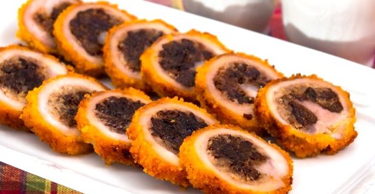 Рулетики из свинины, фаршированные орехами и черносливом