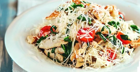 Паста с курицей, помидорами и шпинатом