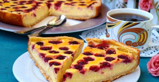 Творожный заливной пирог с малиной