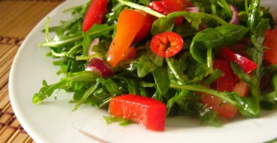 Салат с рукколой и помидорами