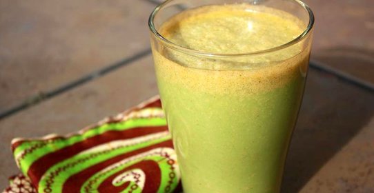 Витаминный напиток из сладкого перца, кинзы и яблока