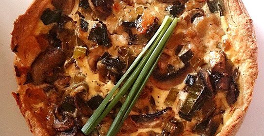 Киш с грибами и луком-пореем