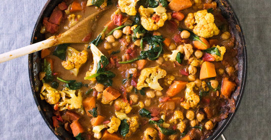 Томаты и цветная капуста под соусом карри