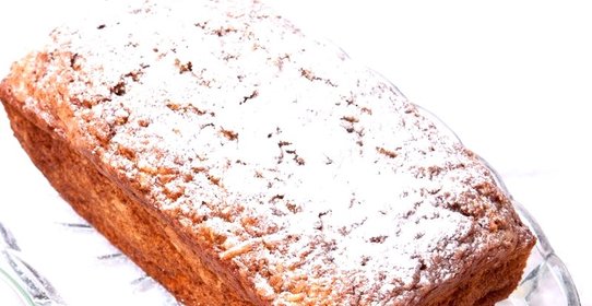 Кекс с кленовым сиропом и яблоками