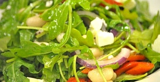 Овощной салат с рукколой и сыром фета