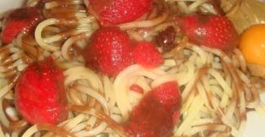 Спагетти с клубникой и шоколадным соусом