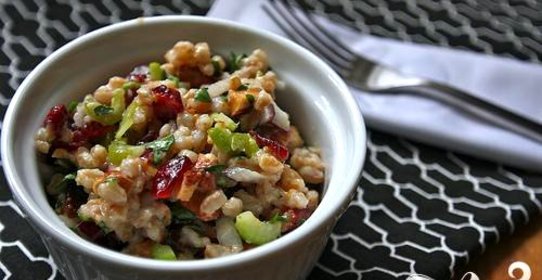 Салат с фарро, клюквой и сельдереем