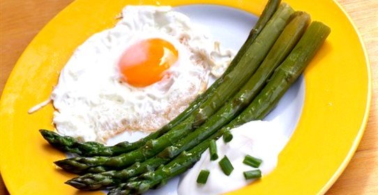 Запеченные яйца со спаржей