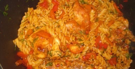 Макароны с курицей в томатном соусе