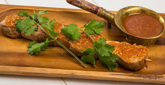 Шашлычки из свинины и индейки с красным соусом