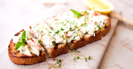 Брускетта с крабом